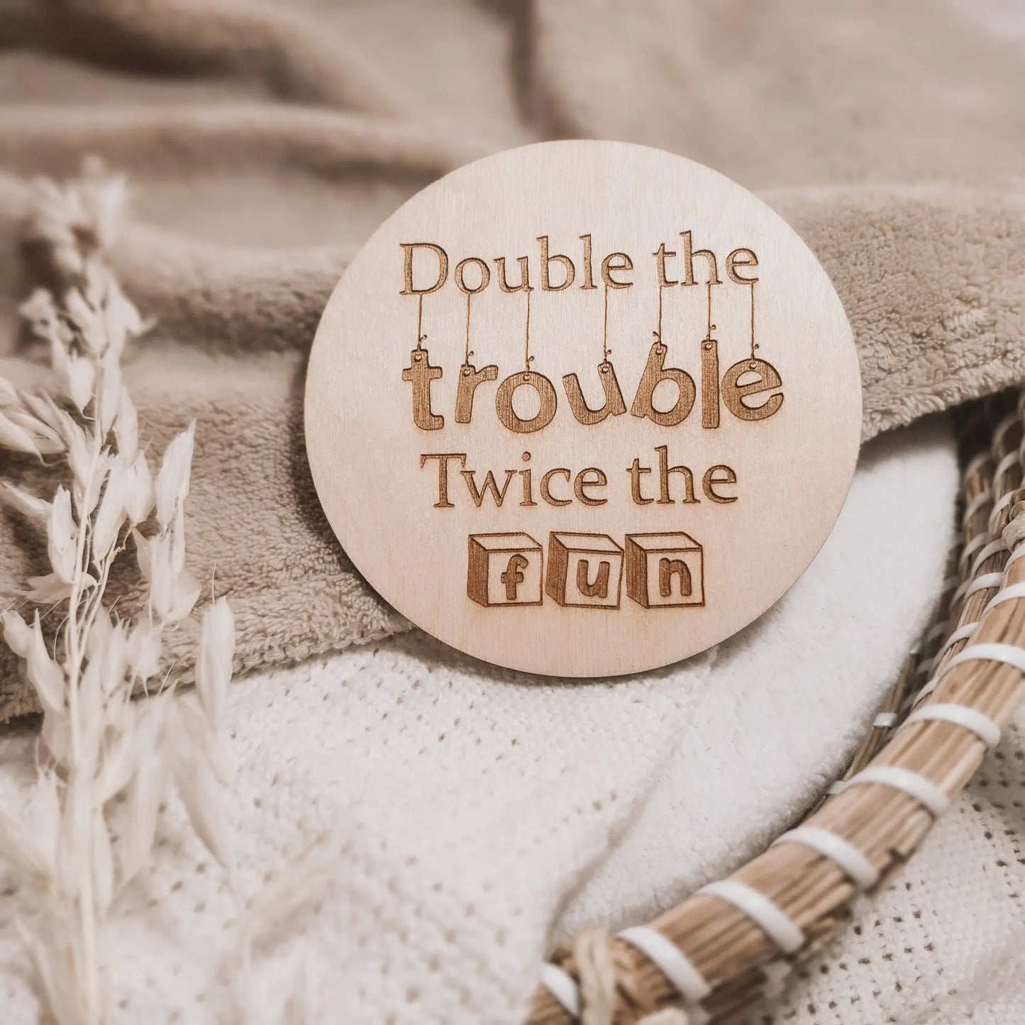 Houten aankondiging voor een tweeling, gegraveerd met de tekst "Double the trouble, twice the fun".