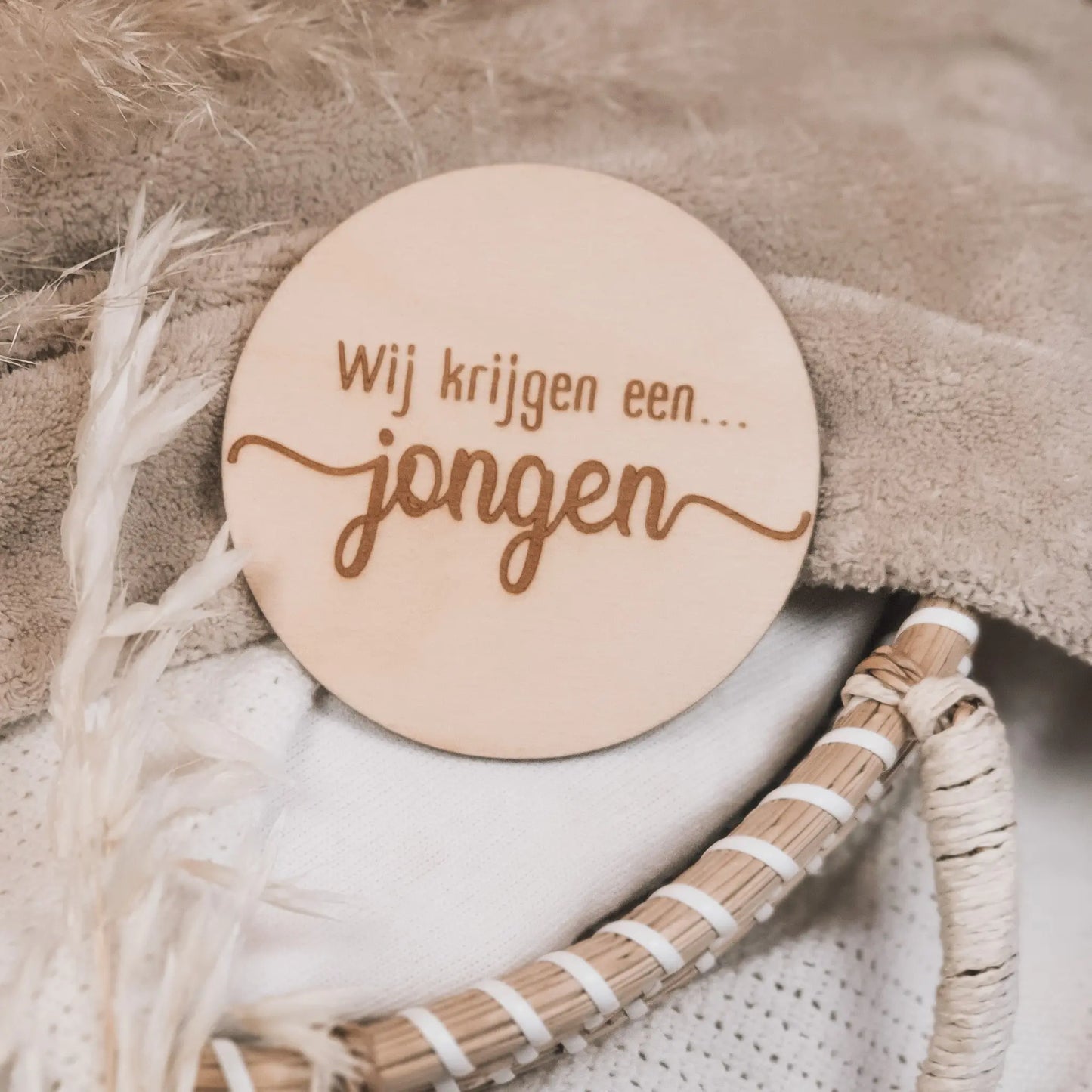 Houten aankondigingsbordje, gegraveerd met de tekst "Wij krijgen een jongen".