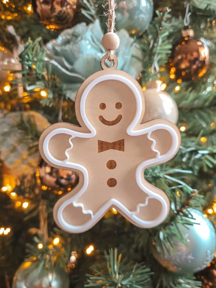 Houten kersthanger van een peperkoek mannetje met accenten van wit acryl.