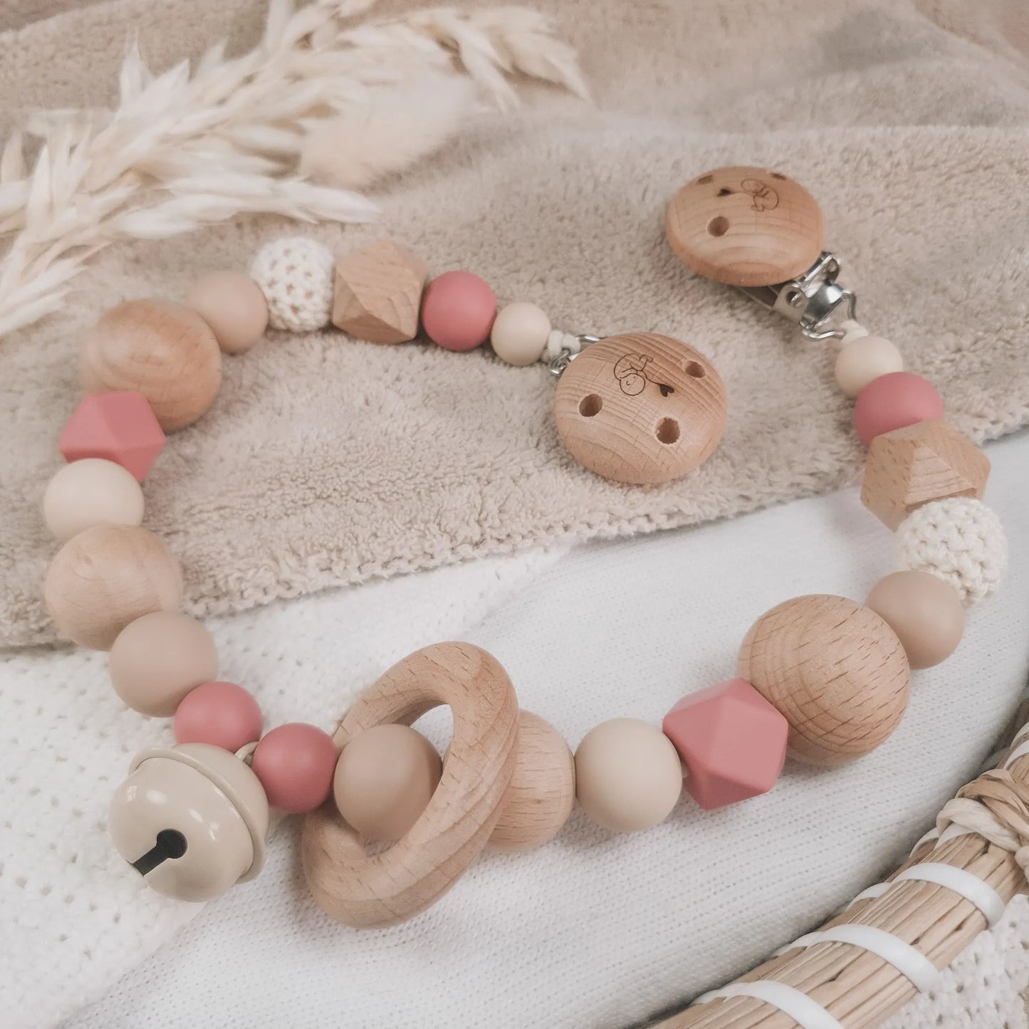 Wagenspanner in beige en oud roze met siliconen en houten kralen.