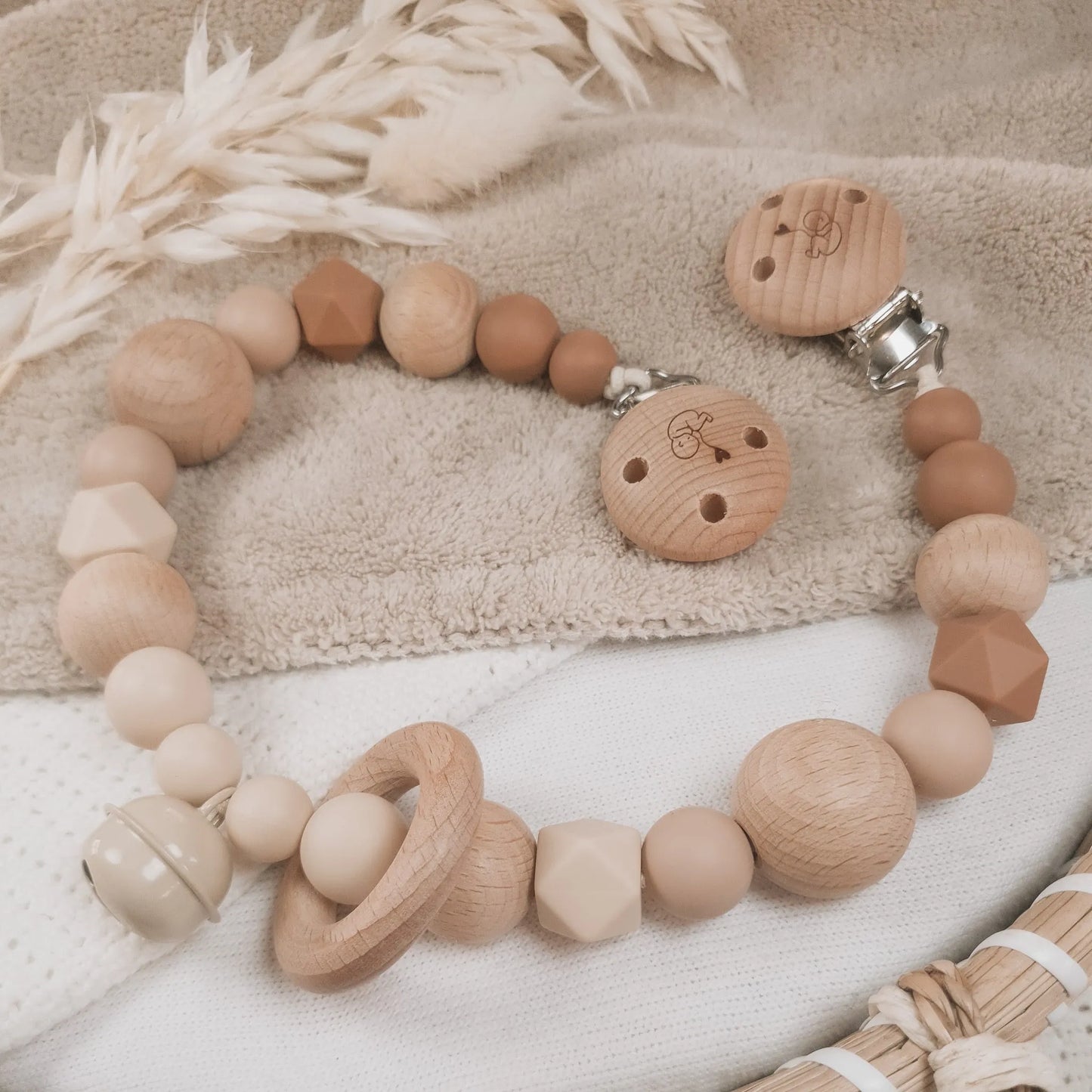 Wagenspanner in aardetinten en ombre effect met siliconen en houten kralen.