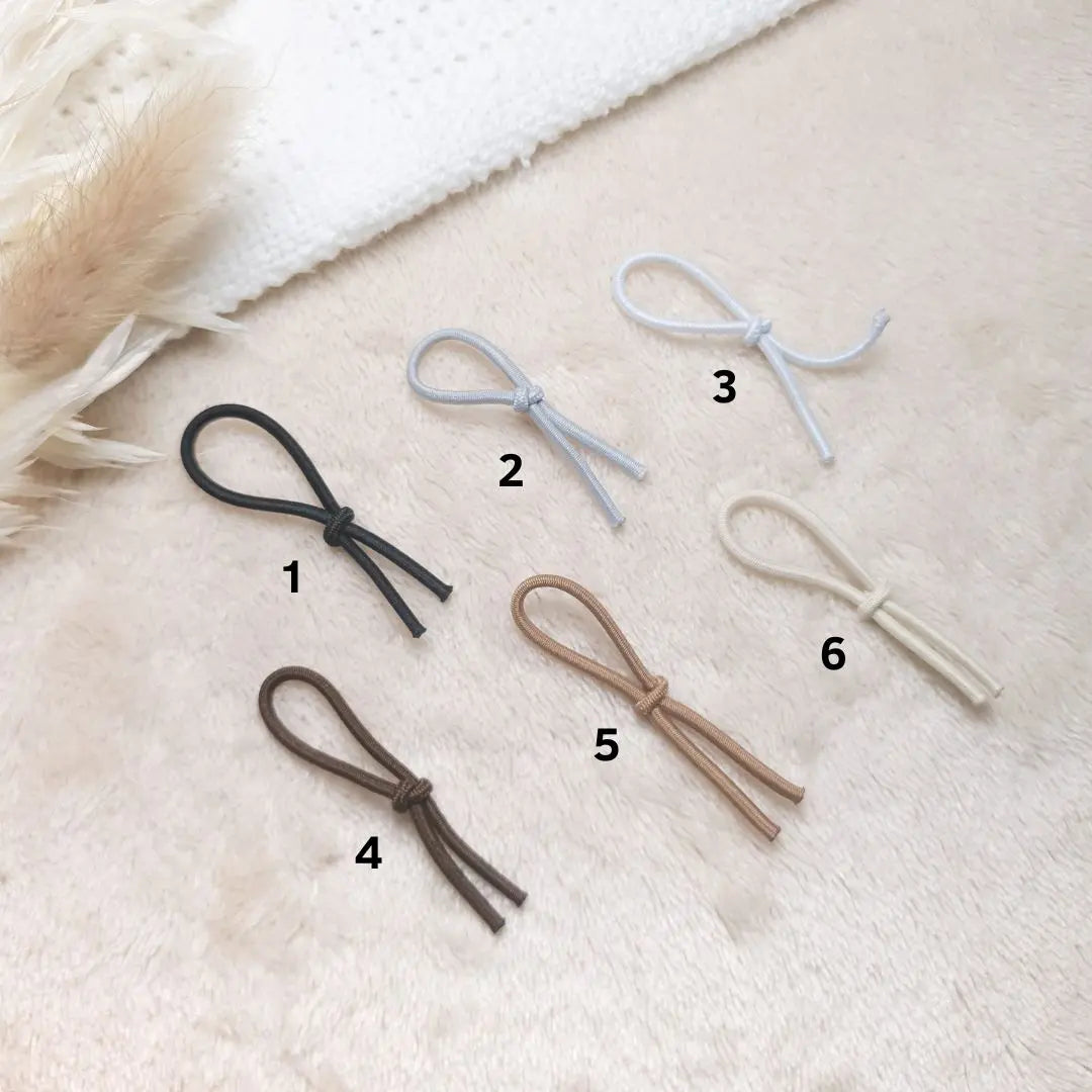 Kleurstalen van elastieken koorden in verschillende kleuren.