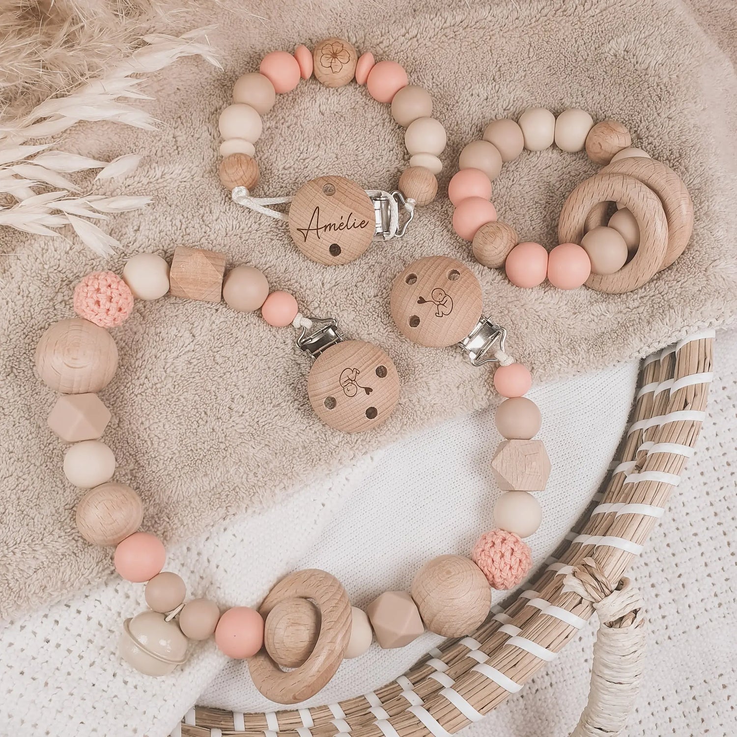 Kraamcadeauset met bijpassend speenkoord, bijtring en wagenspanner in de kleuren beige en zalm.