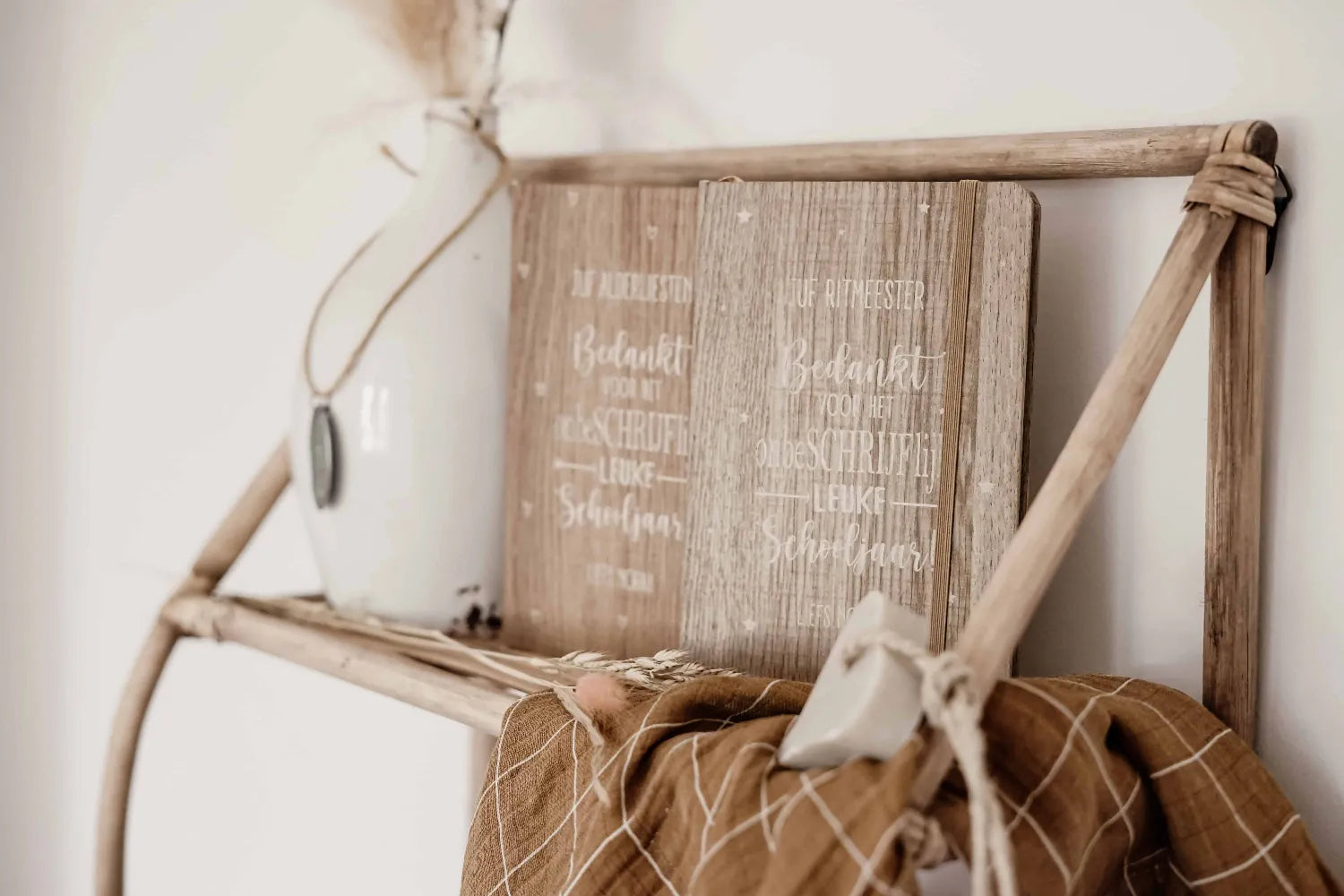 Gepersonaliseerde notitieboekjes die op een wandplank staan.