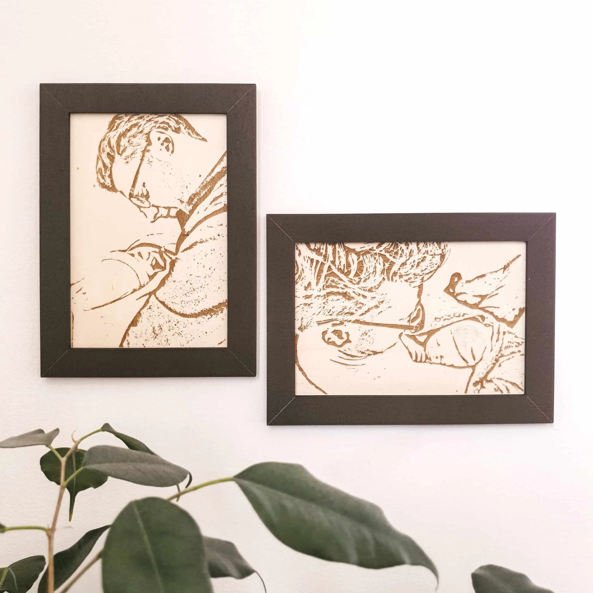 Twee foto's op hout gegraveerd van een vader met pasgeboren zoon in een donkere omlijsting.