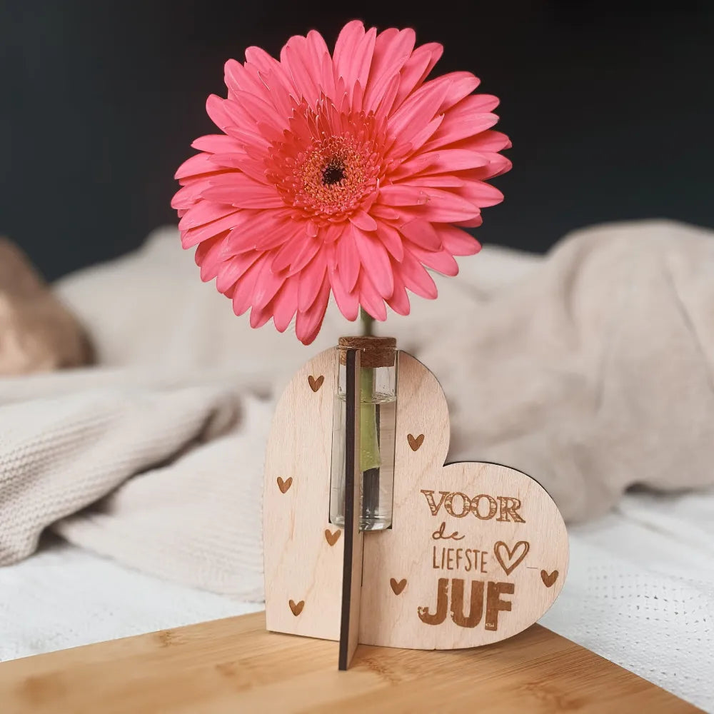 Houten bloemenhouder in de vorm van een hart gegraveerd met de tekst "Voor de liefste juf".