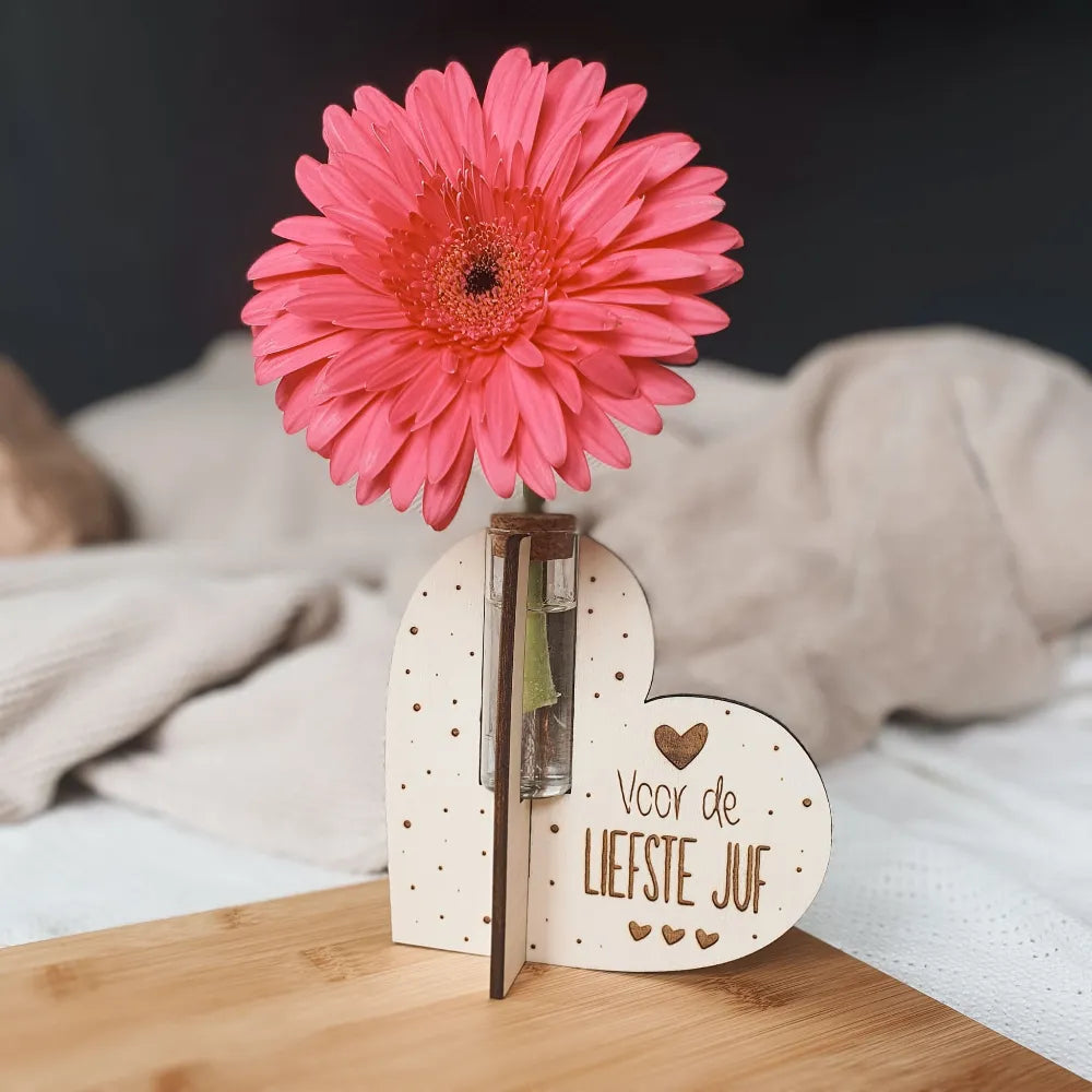 Houten bloemenhouders in de vorm van een hart gegraveerd met de tekst "Voor de liefste juf".