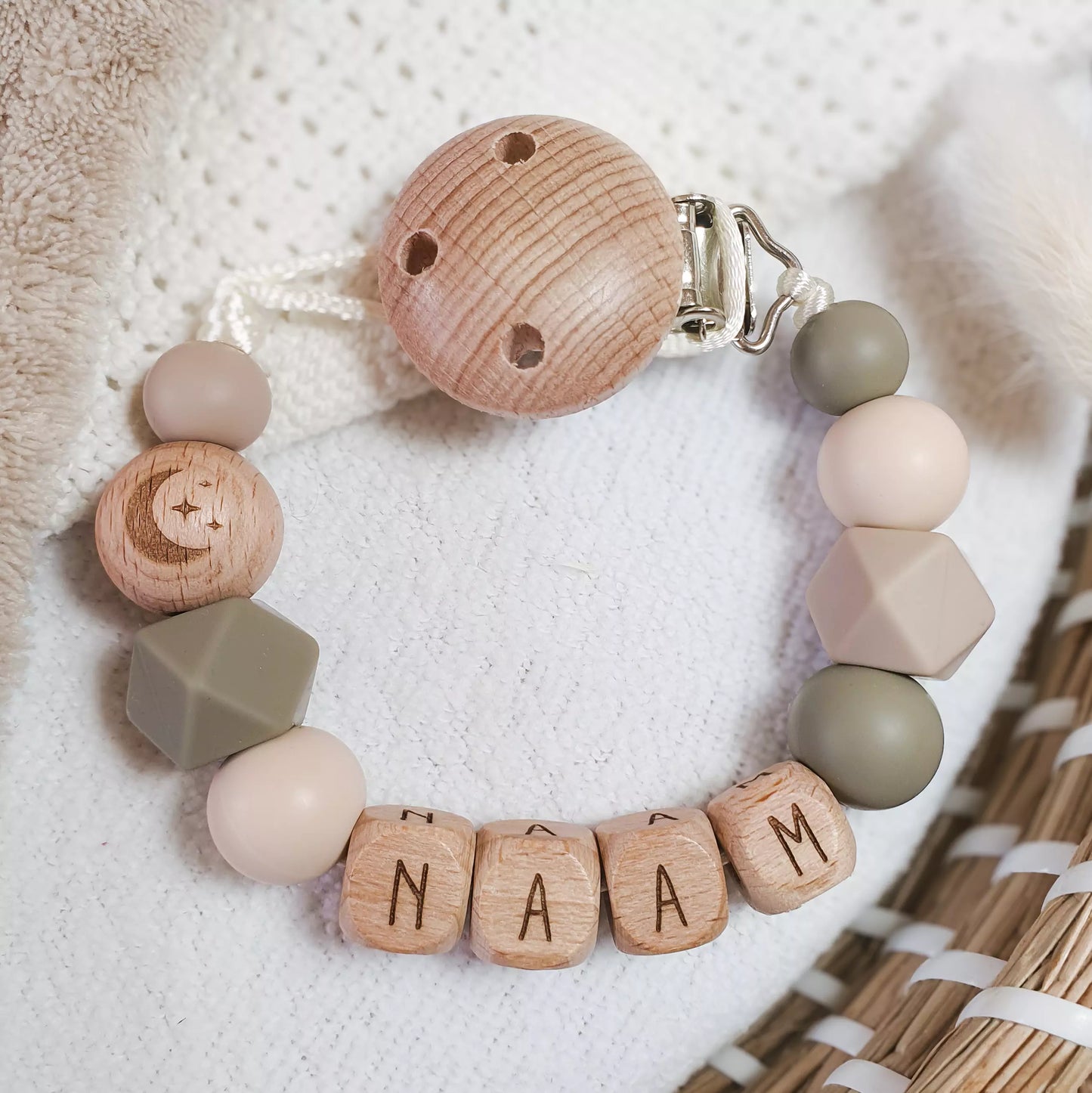 Speenkoord met naam met siliconen kralen in beige en groen met houten details.