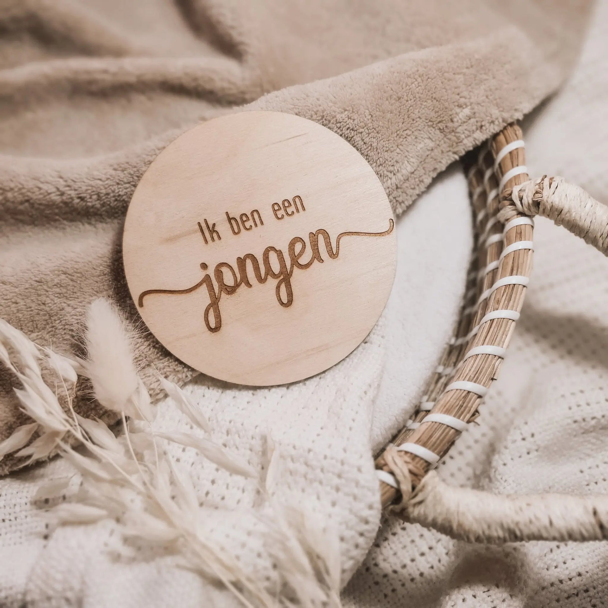 Houten aankondigingsbordje, gegraveerd met de tekst "Ik ben een jongen".