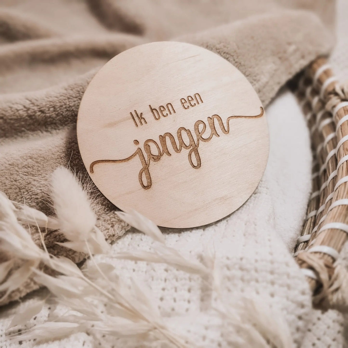 Houten aankondigingsbordje, gegraveerd met de tekst "Ik ben een jongen".
