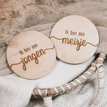 Houten aankondigingsbordje, dubbelzijdig gegraveerd met de teksten "Ik ben een jongen" en "Ik ben een meisje".