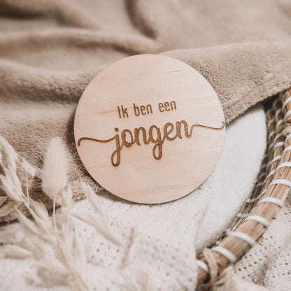 Houten aankondigingsbordje, gegraveerd met de tekst "Ik ben een jongen".