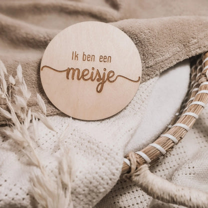 Houten aankondigingsbordje, gegraveerd met de tekst "Ik ben een meisje".