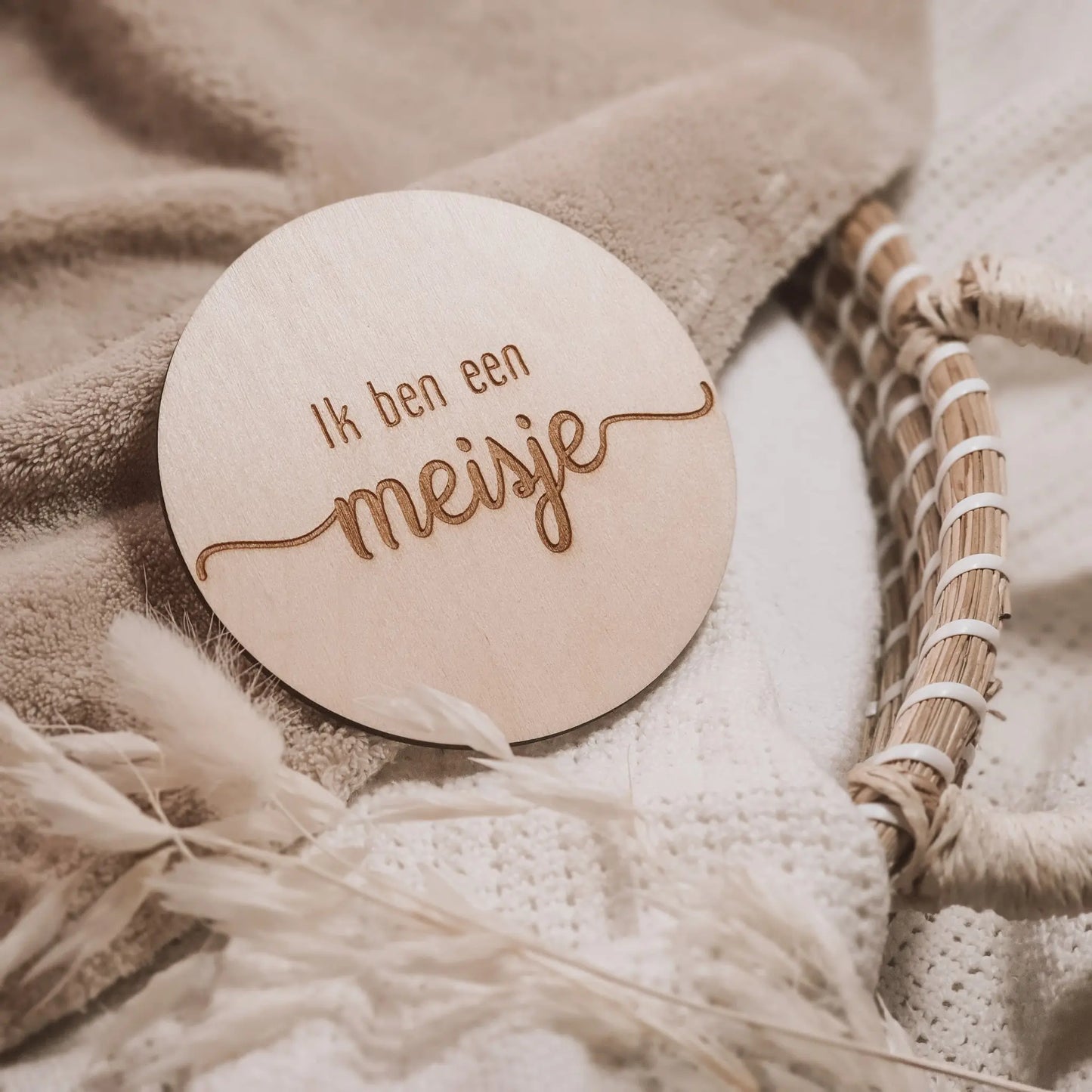 Houten aankondigingsbordje, gegraveerd met de tekst "Ik ben een meisje".