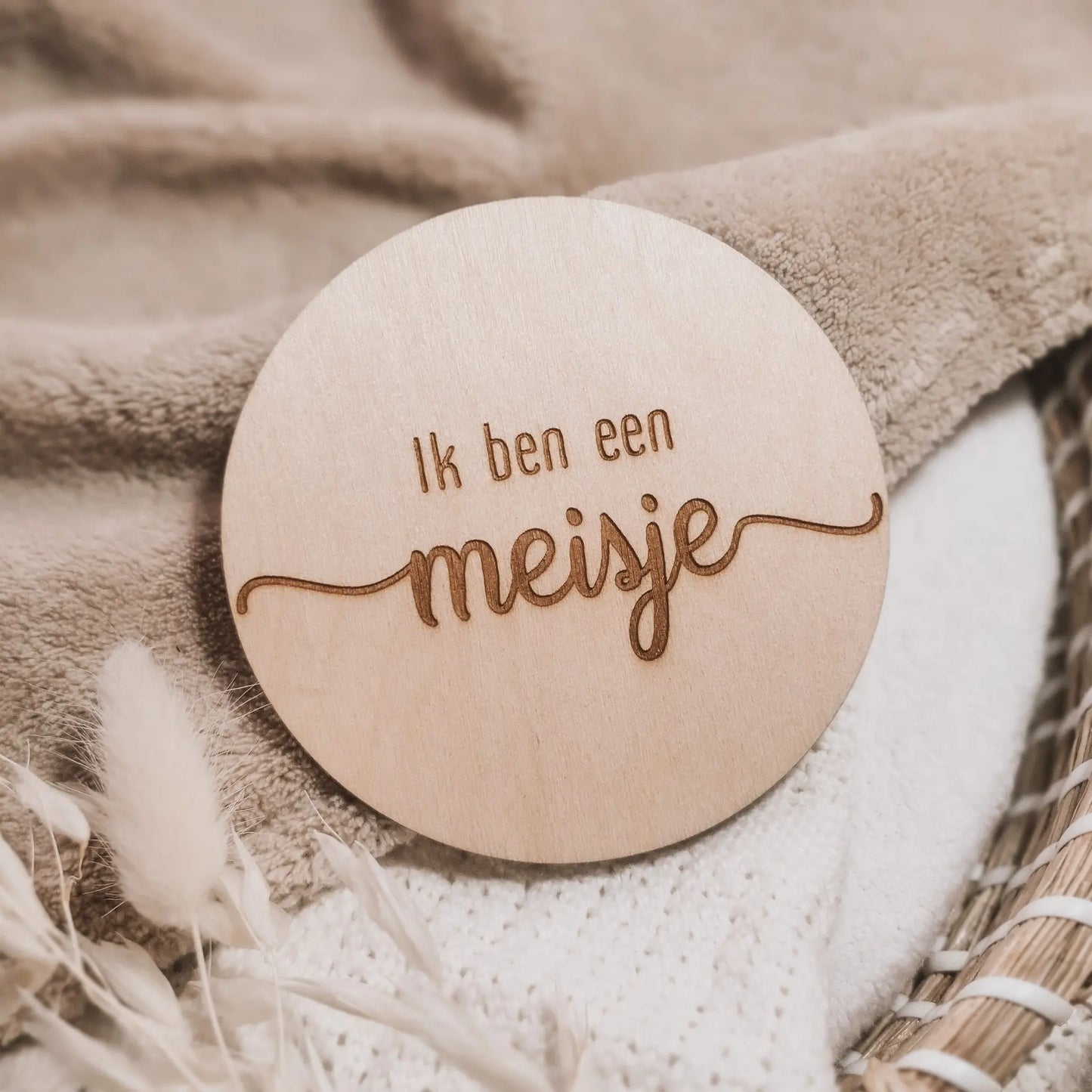Houten aankondigingsbordje, gegraveerd met de tekst "Ik ben een meisje".