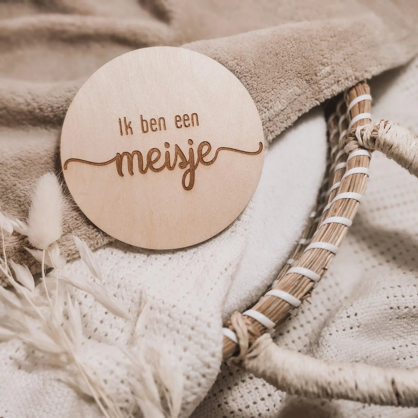 Houten aankondigingsbordje, gegraveerd met de tekst "Ik ben een meisje".