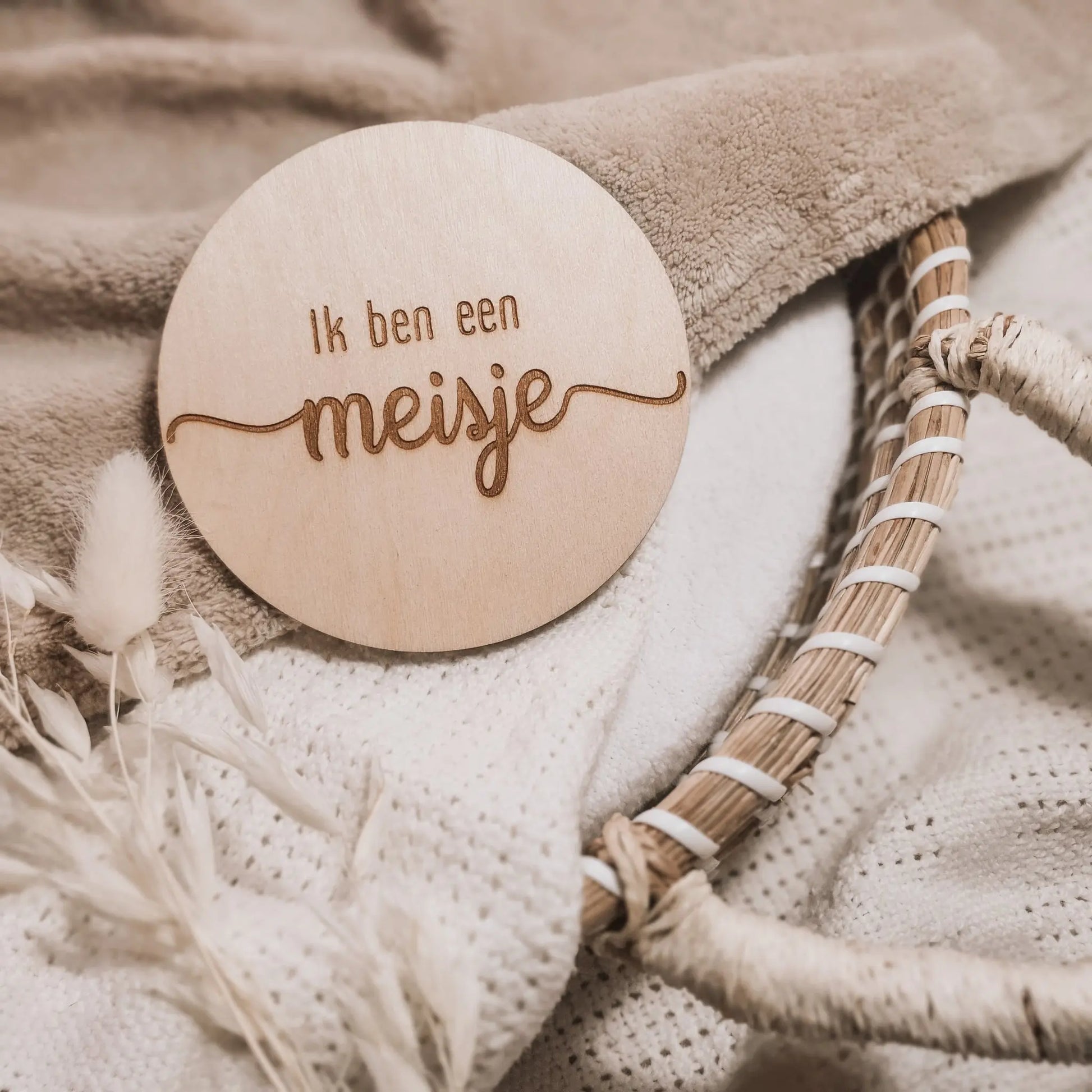 Houten aankondigingsbordje, gegraveerd met de tekst "Ik ben een meisje".