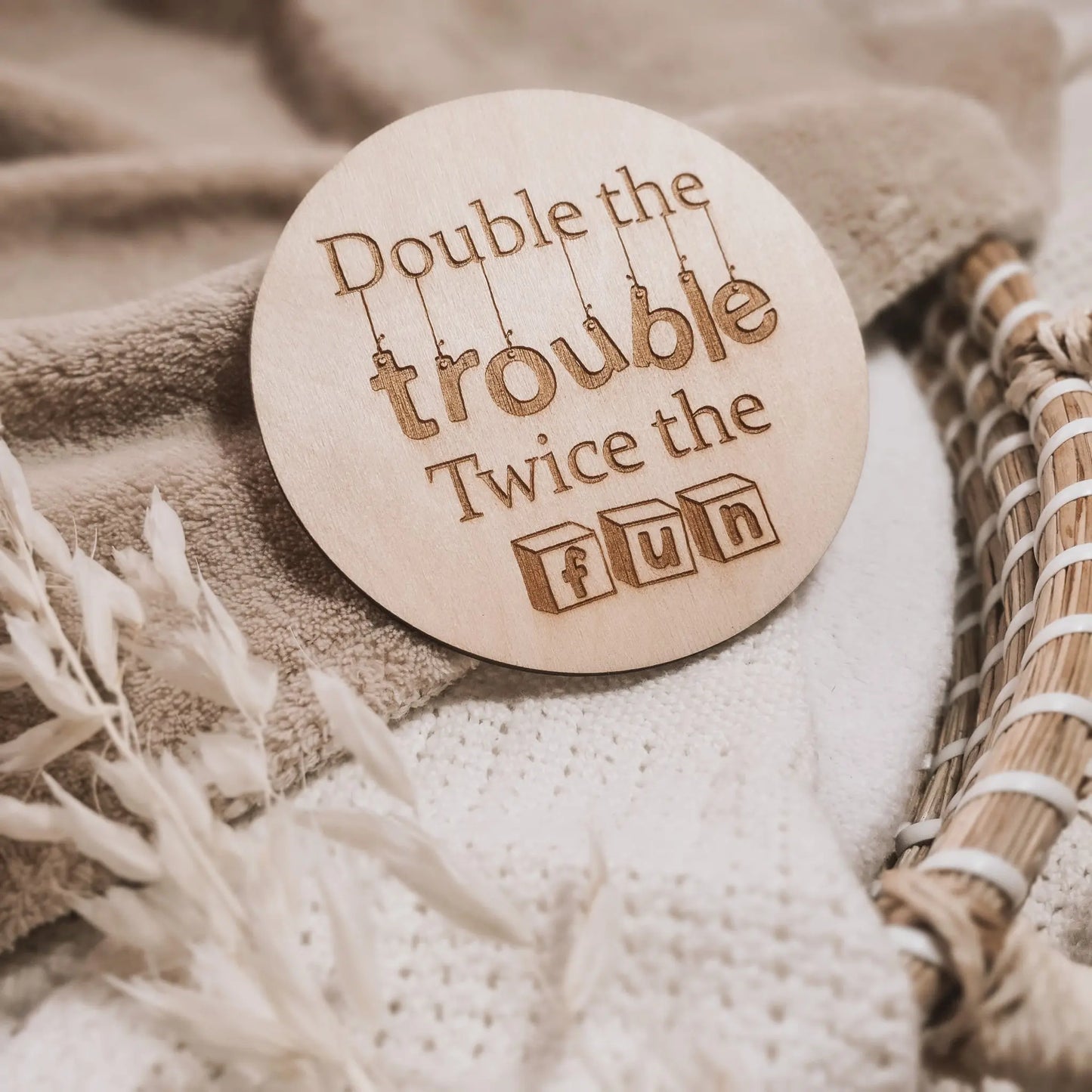 Houten aankondiging voor een tweeling, gegraveerd met de tekst "Double the trouble, twice the fun".