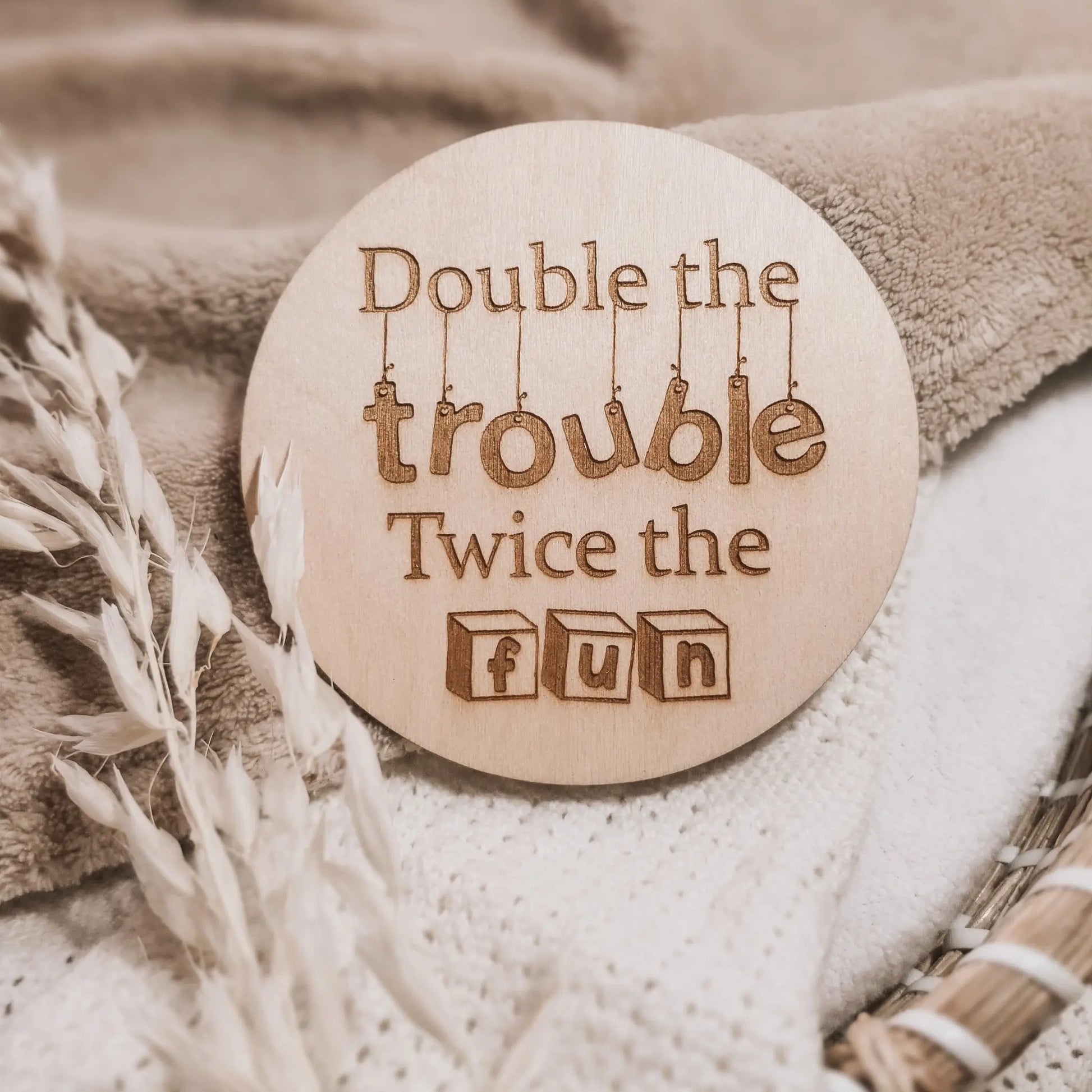 Houten aankondiging voor een tweeling, gegraveerd met de tekst "Double the trouble, twice the fun".