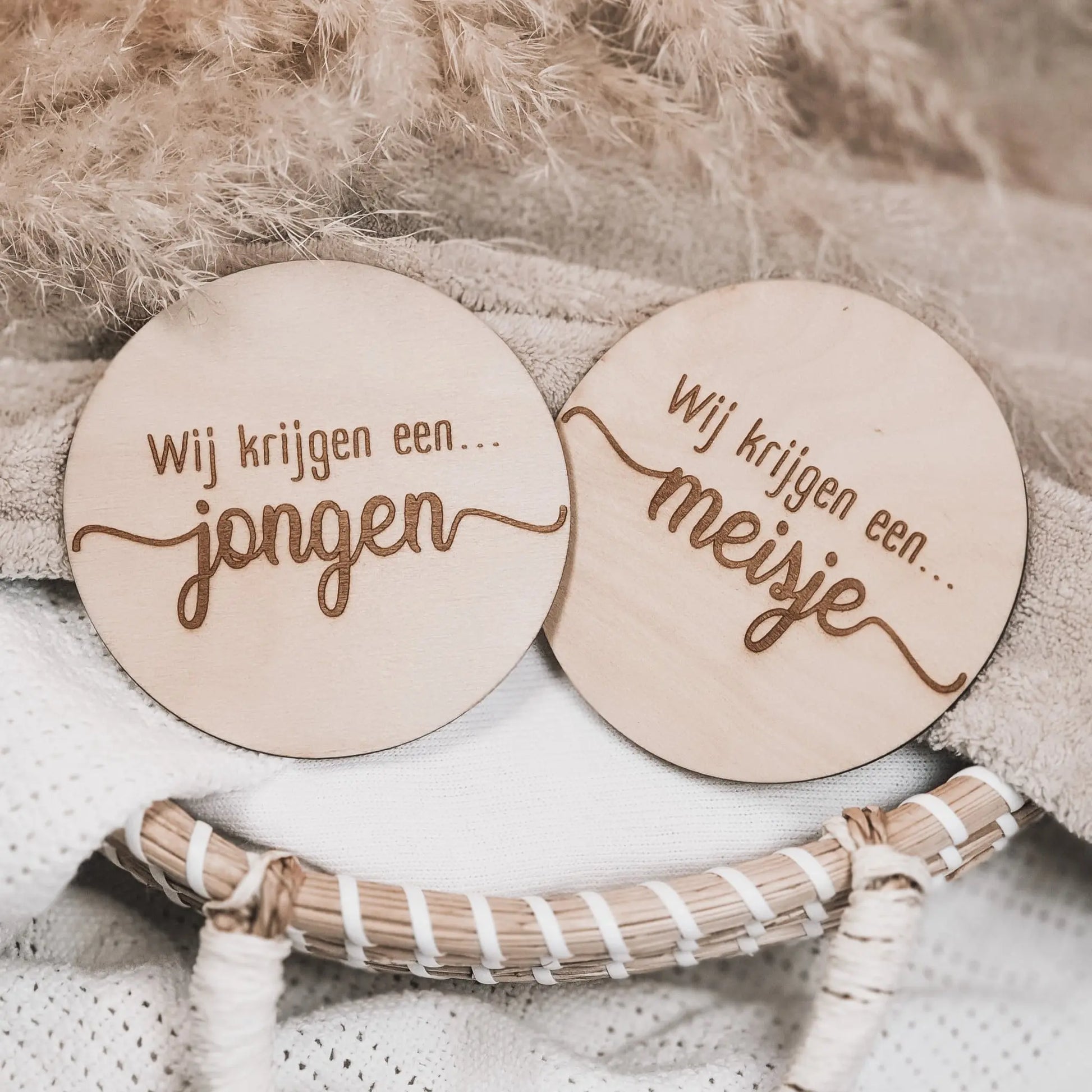 Houten aankondigingsbordje, dubbelzijdig gegraveerd met de teksten "Wij krijgen een jongen" en "Wij krijgen een meisje".