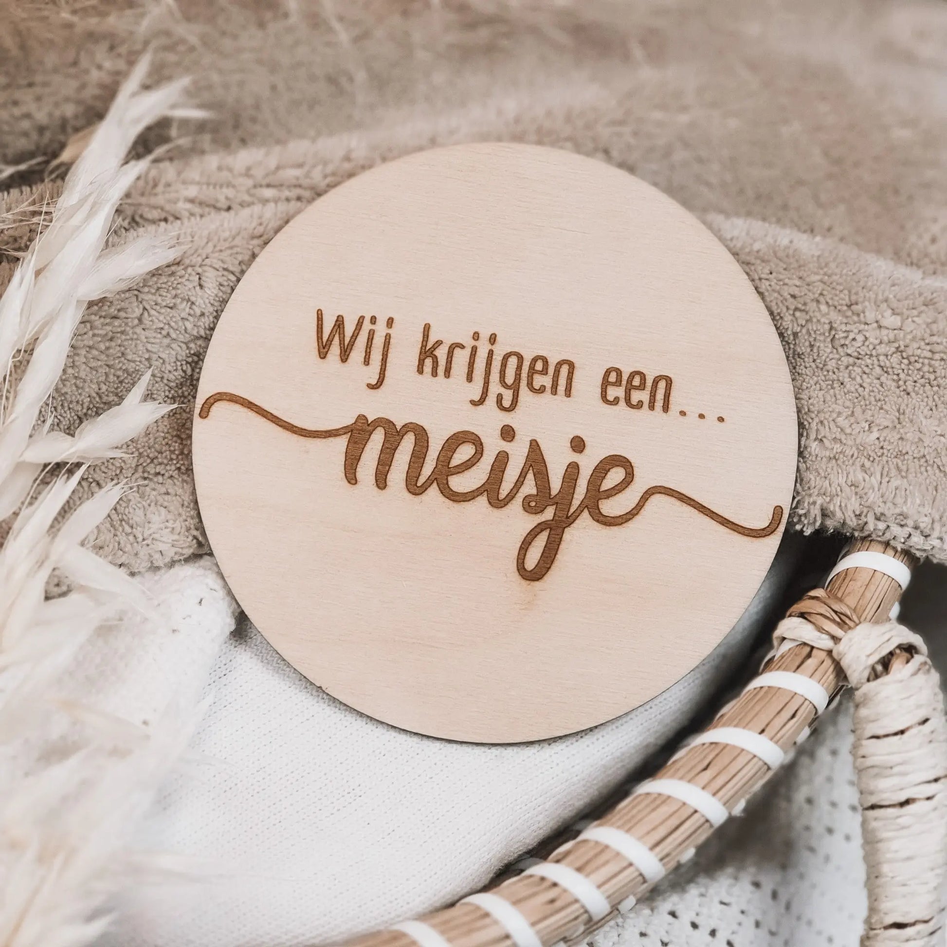 Houten aankondigingsbordje, gegraveerd met de tekst "Wij krijgen een meisje".