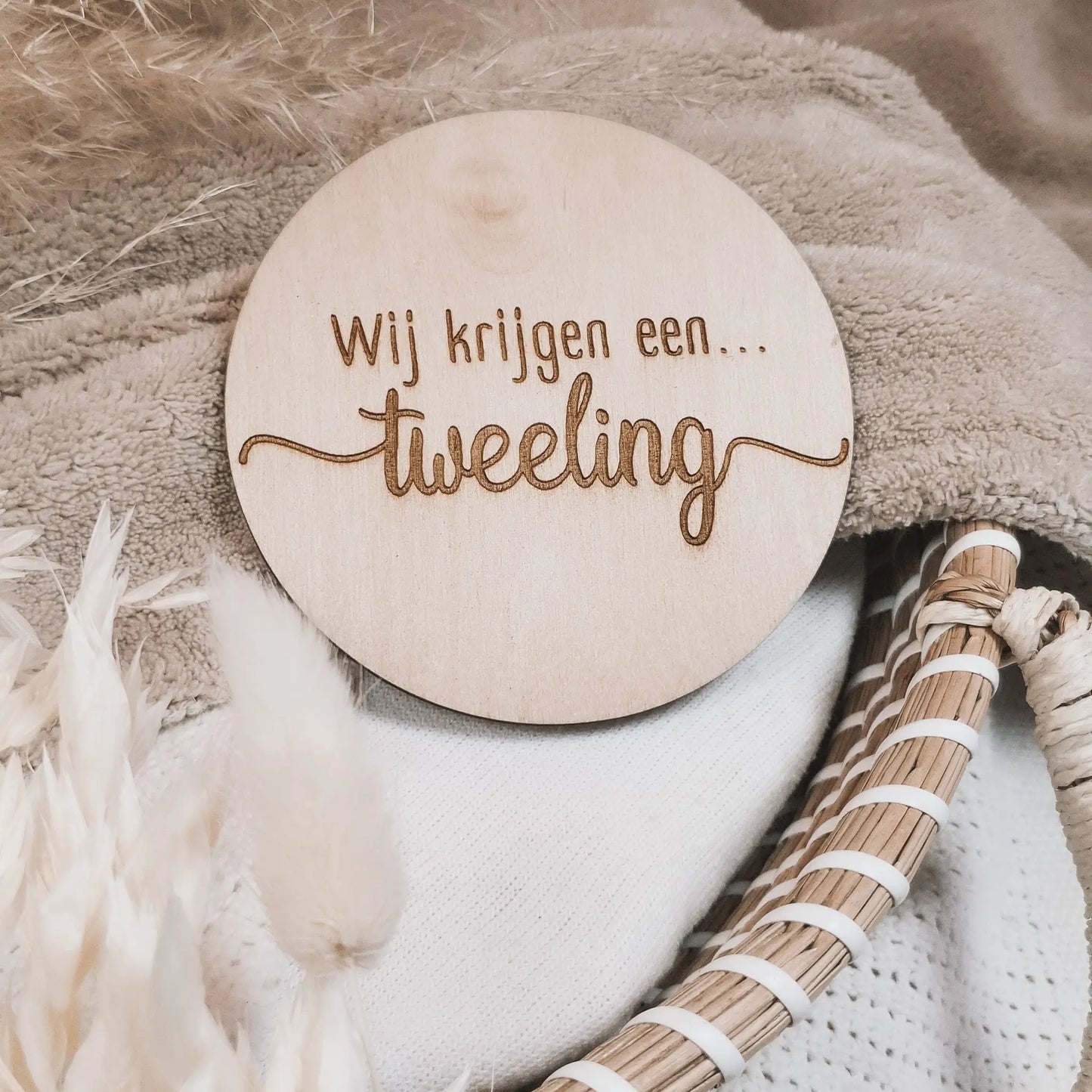 Houten aankondigingsbordje, gegraveerd met de tekst "Wij krijgen een tweeling".