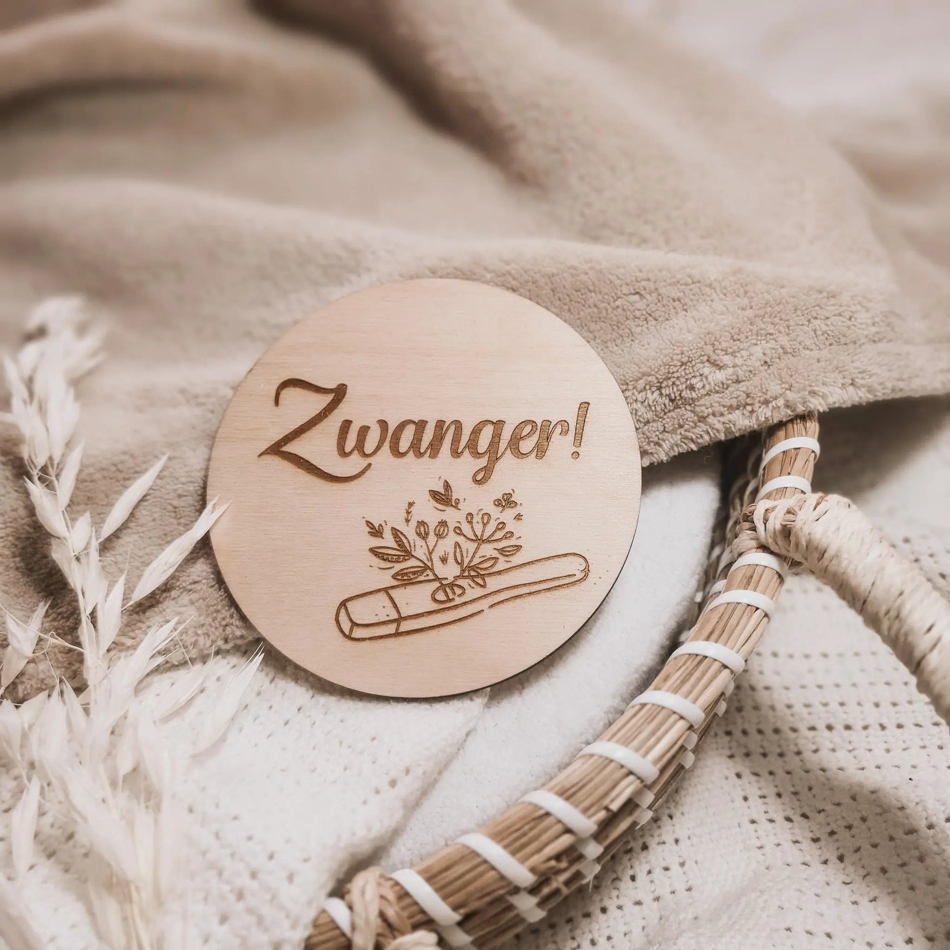 Houten aankondigingsbordje voor een zwangerschap, gegraveerd met de tekst "zwanger" en een zwangerschapstest waar plantjes uit groeien.