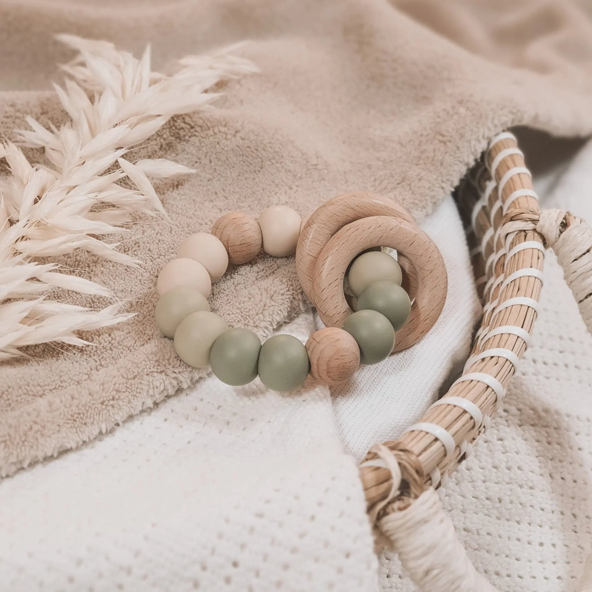 Siliconen bijtring in groentinten en ombre effect met houten ringen en kralen.