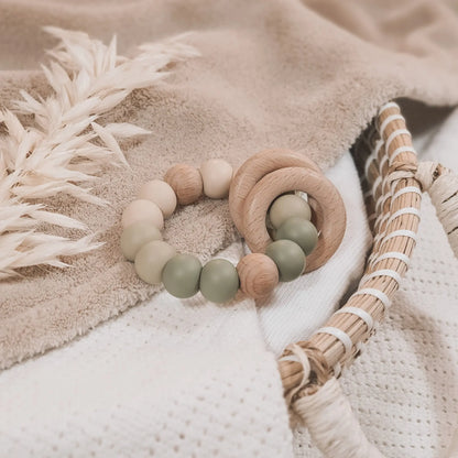 Siliconen bijtring in groentinten en ombre effect met houten ringen en kralen.