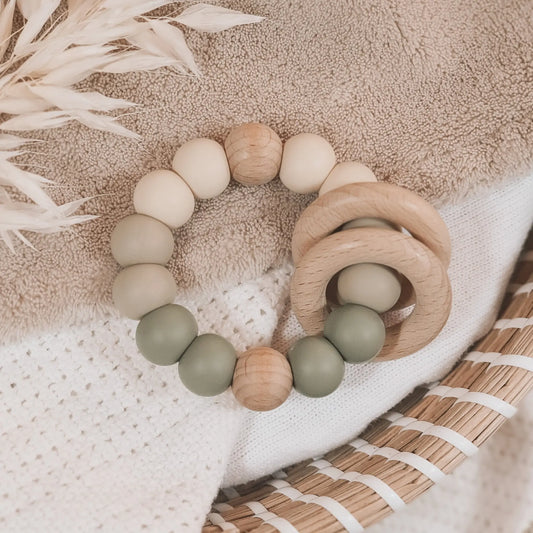 Siliconen bijtring in groentinten en ombre effect met houten ringen en kralen.