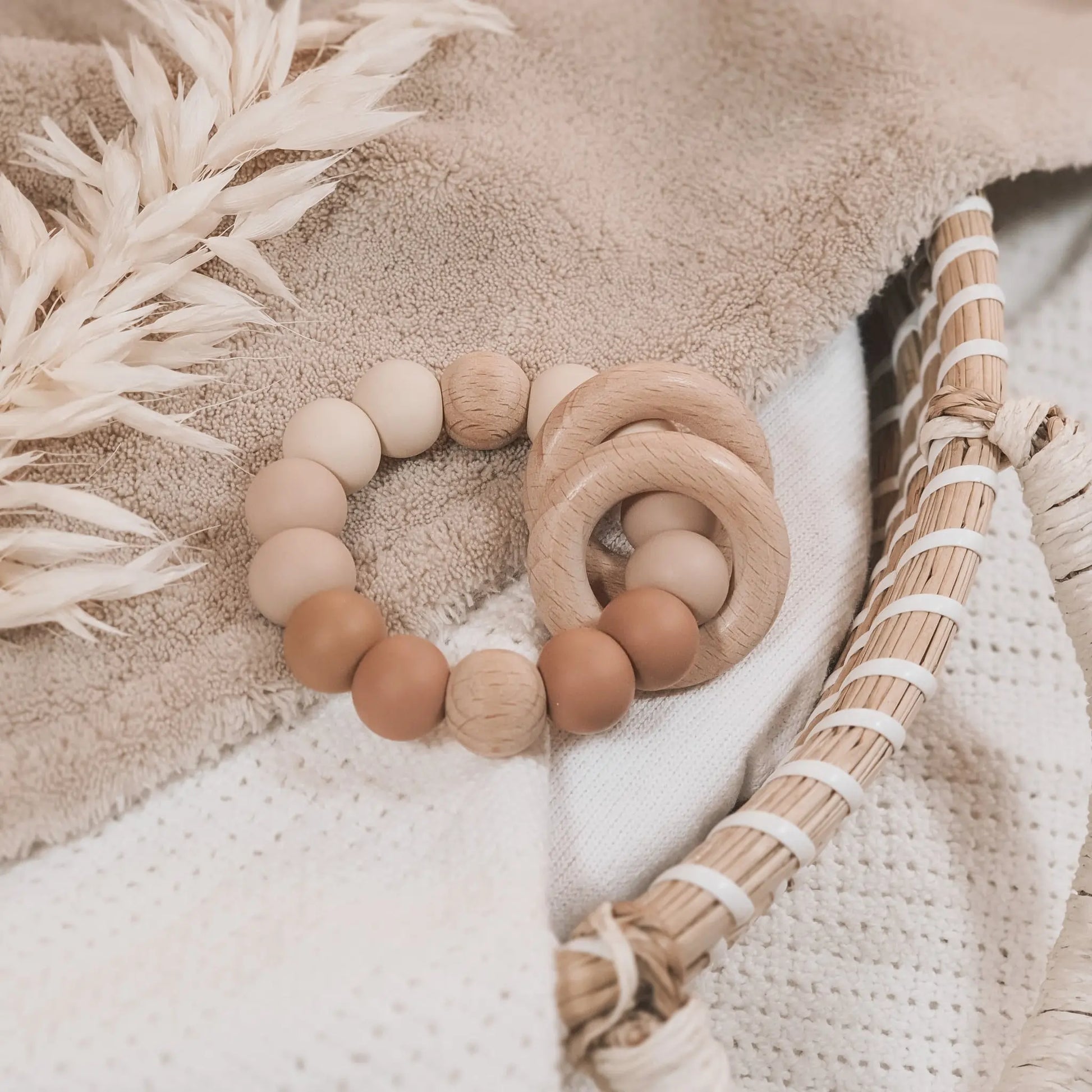 Siliconen bijtring in aardetinten en ombre effect met houten ringen en kralen.