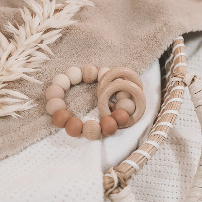 Siliconen bijtring in aardetinten en ombre effect met houten ringen en kralen.