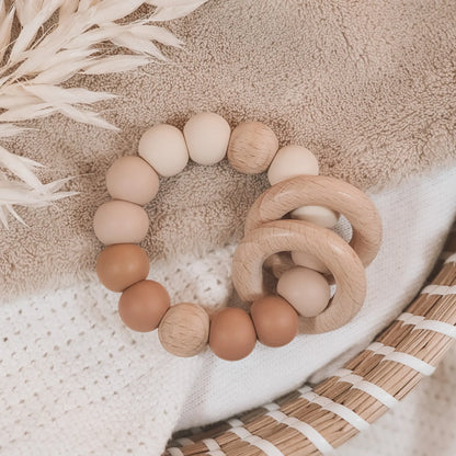 Siliconen bijtring in aardetinten en ombre effect met houten ringen en kralen.