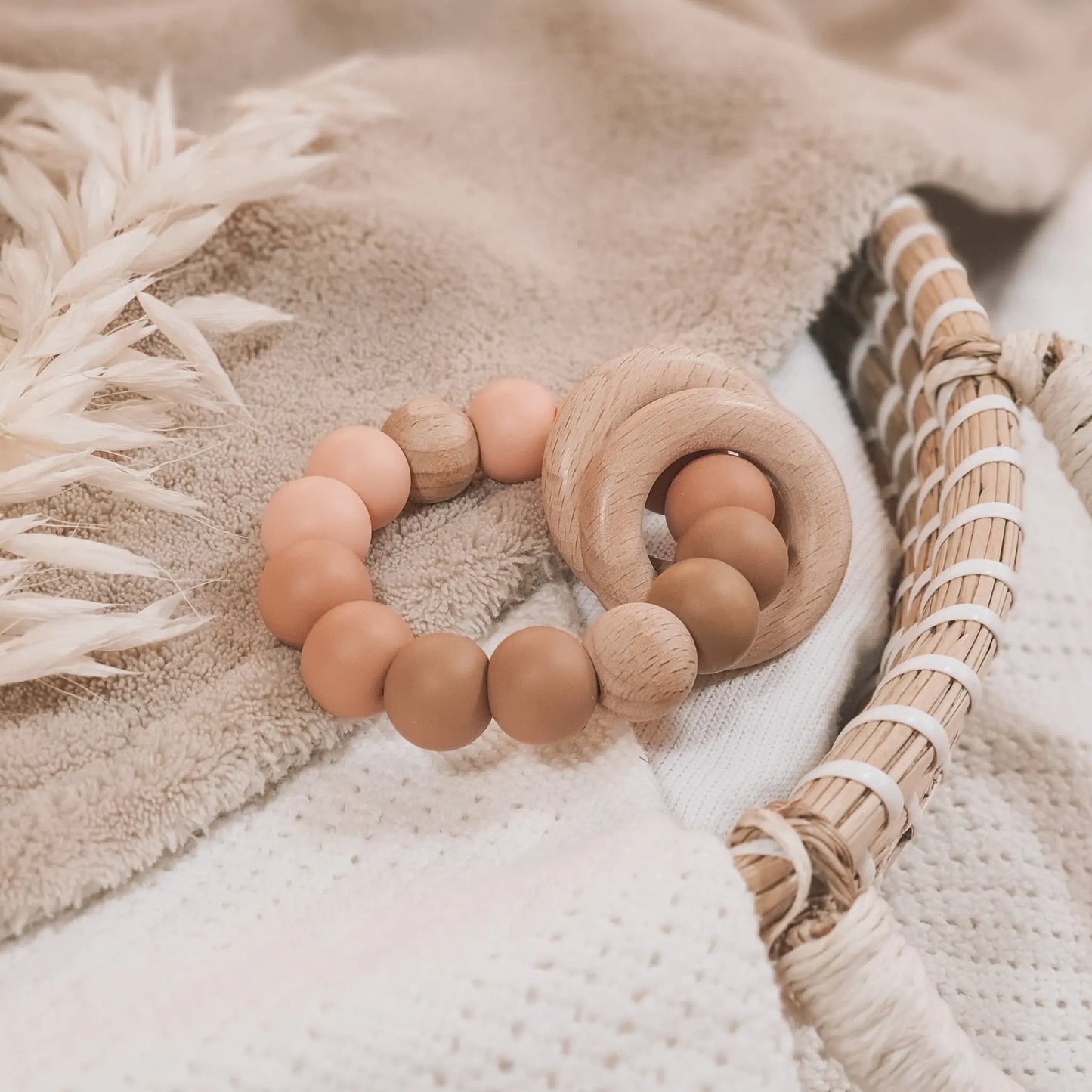 Siliconen bijtring in zalmkleur en ombre effect met houten ringen en kralen.