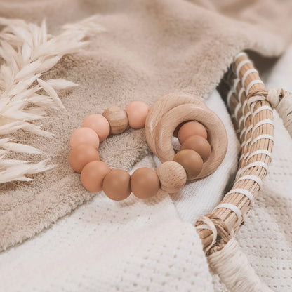 Siliconen bijtring in zalmkleur en ombre effect met houten ringen en kralen.