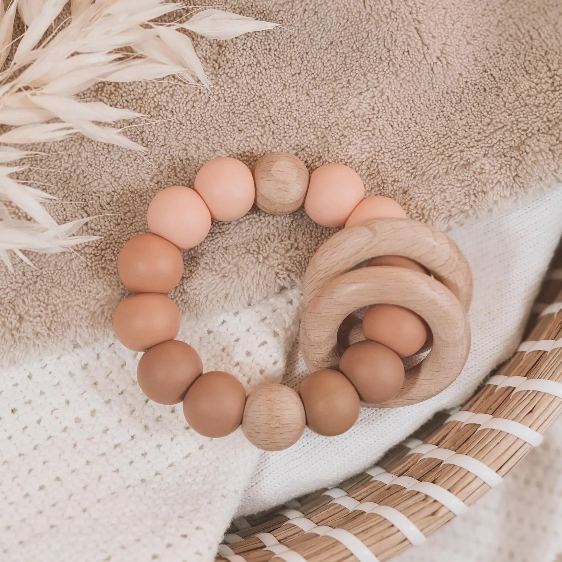 Siliconen bijtring in zalmkleur en ombre effect met houten ringen en kralen.