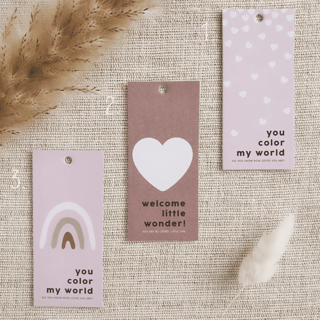 Roze cadeaulabels voor pasgeboren baby-meisjes als kraamcadeau.