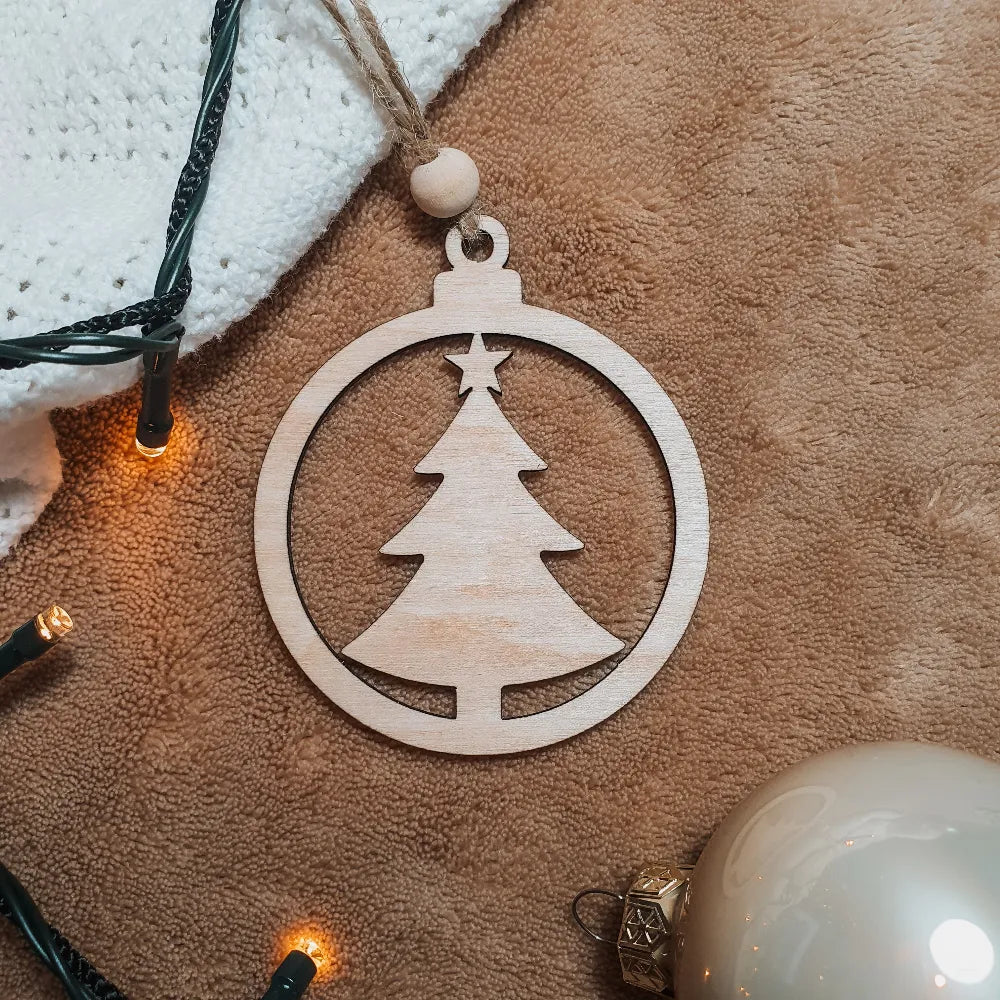 Houten kerstbal met uitgesneden kerstboom.