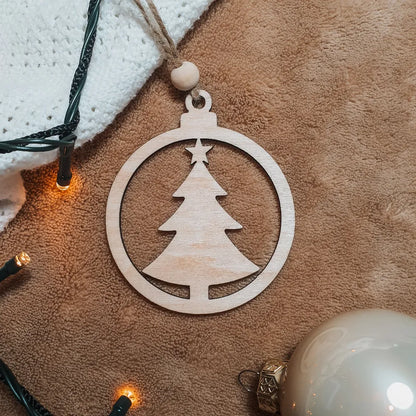 Houten kerstbal met uitgesneden kerstboom.