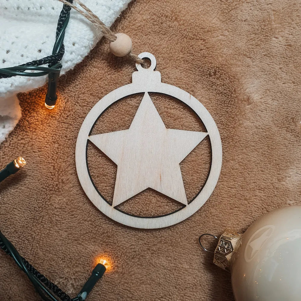 Houten kerstbal met uitgesneden ster.