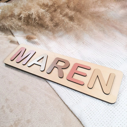 Gepersonaliseerde houten naampuzzel met pastelgekleurde letters, voorbeeld met de naam Maren.