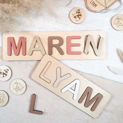 Gepersonaliseerde houten naampuzzel met pastelgekleurde letters, voorbeeld met de namen Maren en Lyam.