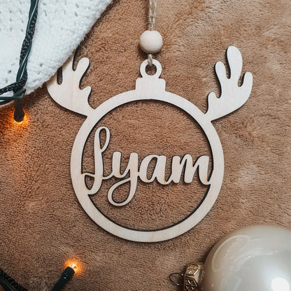 Houten kerstbal met rendiergewei en uitgesneden naam "Lyam".