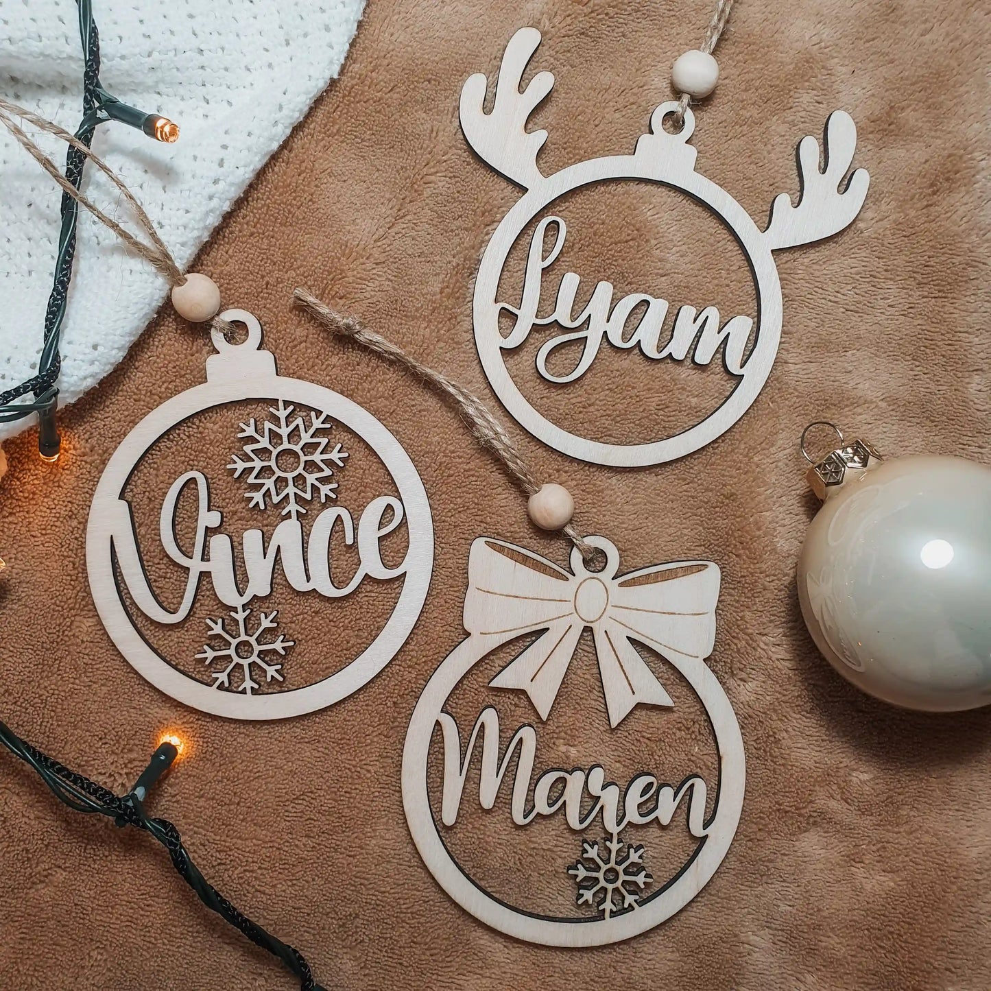 Houten kerstballen met naam met sneeuwvlokjes, strik of rendiergewei.