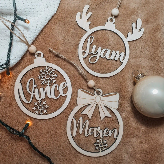 Houten kerstballen met naam met sneeuwvlokjes, strik of rendiergewei.