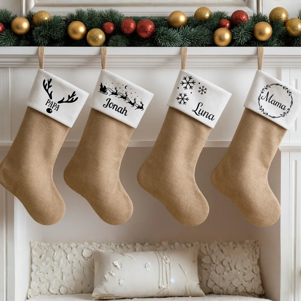 Gepersonaliseerde kerstsokken aan een schouw met naam en verschillende winterse ontwerpen.