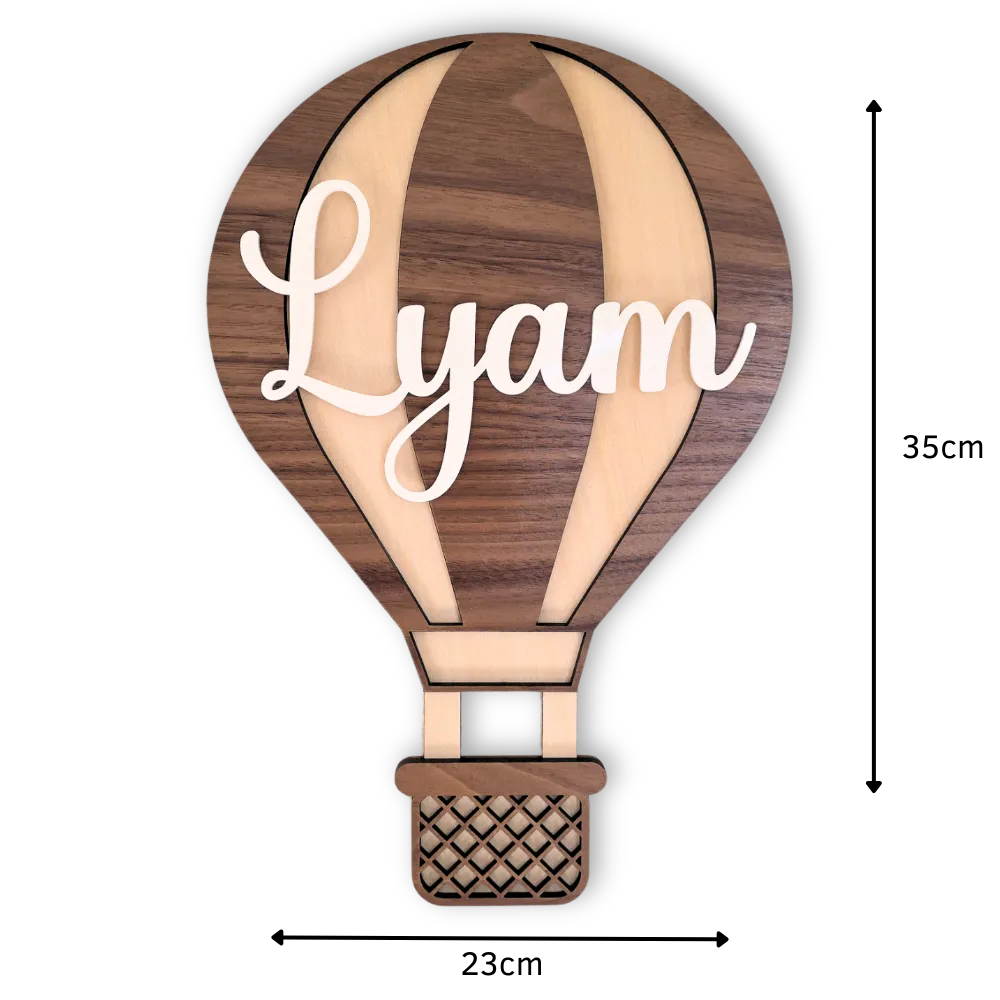 Grote houten luchtballon met naam als muurdecoratie met de afmetingen 35x23cm.