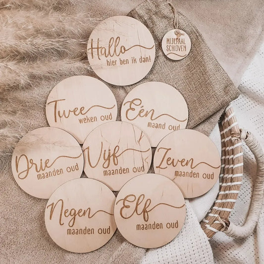 Houten mijlpaalbordjes om het eerste levensjaar van een baby maandelijks vast te leggen.