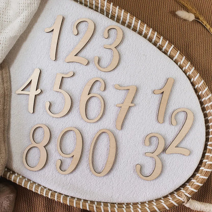 De cijfers van de set houten mijlpaalbordjes voor tijdens de zwangerschap en het eerste babyjaar.