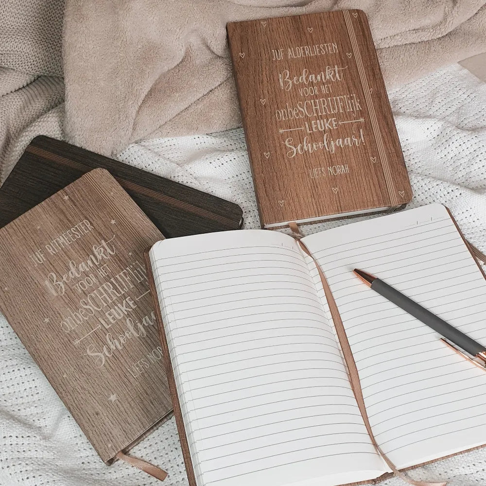 Gegraveerde notitieboekjes in verschillende kleuren houtlook met gelinieerd papier voor meesters en juffen.